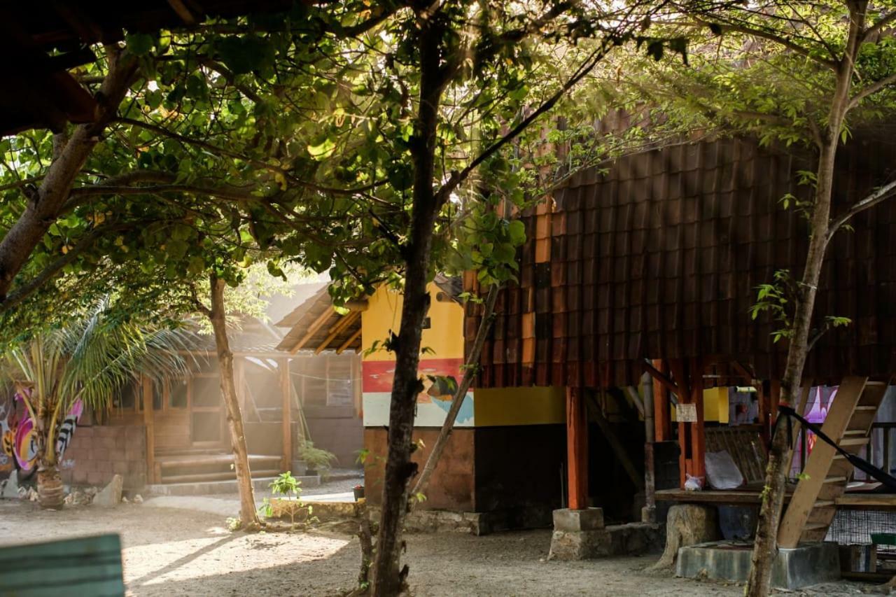 Harry'S Ocean House Watukarung Homestay Kalak Exterior photo
